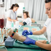 Preden študenti prvega letnika študija zdravstvene nege smejo  
vstopiti v klinična okolja, si morajo nekatere kompetence nabrati 
v specialnih učilnicah, kjer vadijo s pomočjo simulacijskih lutk in 
ostale medicinske opreme.