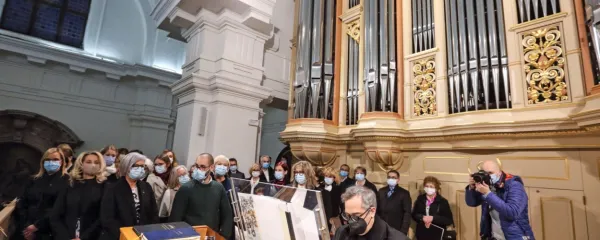 Prve zvoke je minulo soboto iz lepega velikana izvabil  organist 
Mirko Butkovič. 