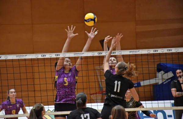Na prvem derbiju sezone so Ankarančanke (v vijoličasti opremi)  
Gen-I Volley premagale s 3:1.