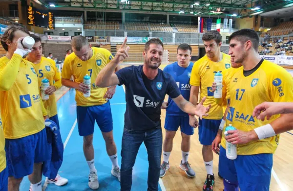 Po tretji zmagi in enem neodločenem izidu so  se Koprčani prebili 
na osmo mesto. 