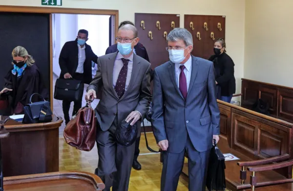 Odvetnik Mitja Jelenič Novak, ki zagovarja Stanislava Valanta 
(desno), je poudaril, da   sporne pogodbe ni podpisal ne Stanislav 
Valant ne   upravni odbor.  