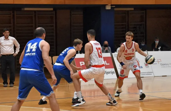 Pri Sežancih je bil v dvoboju s Postojno v ospredju Maksim 
Gorbačov (z žogo). Fotografija je sicer z oktobrskega dvoboja 
Gorice in Mesarije Prunk.