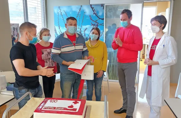 Martin Koron (tretji z leve), 30. vitez krvodajalstva na Goriškem,  je 
v družbi družine, predsednika RK Nova Gorica Aleša Markočiča in 
vodje centra Alenke Medvešček razrezal torto. 