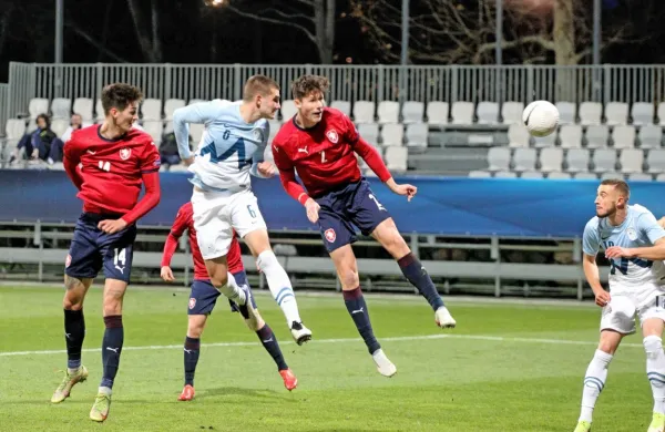 Slovenijo je  na Bonifiki v vodstvo popeljal David Zec (v sredini), 
izenačil pa je Čeh Tomaš Čvančara (levo v skoku).