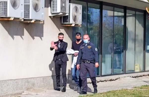 Alessandro Spinnato in Gianluca Lamola sta bila v domovini že obsojena, koprsko sodišče je prvemu 
prisodilo tri leta in  štiri mesece zapora, drugemu pa mesec dni manj.