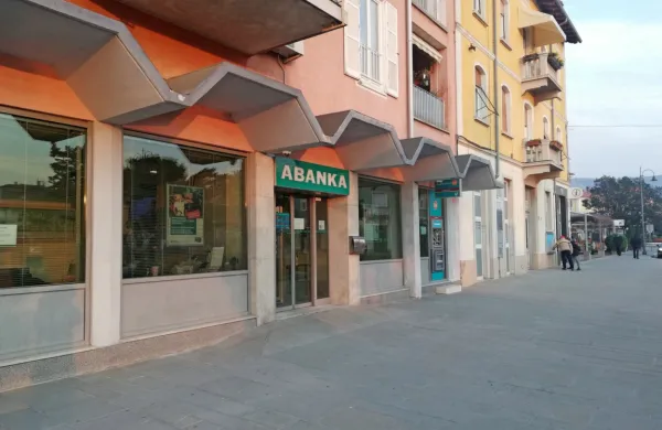 Zapora na Sončnem nabrežju