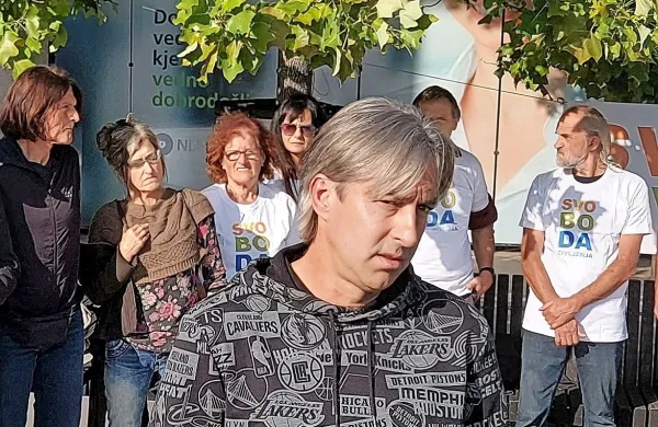 Sandi Valentinčič je dobil odpoved, ker v šoli ni nosil maske in ni 
želel pokazati, ali izpolnjuje pogoj PCT.
