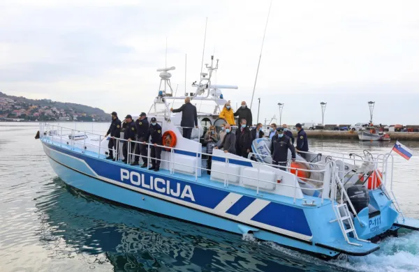 Na zadnjo plovbo s polnom P-111 so včeraj odpluli notranji 
minister Aleš Hojs, generalni direktor policije Anton Olaj, vodstvo 
koprske policijske uprave in drugi gostje.