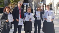 Z leve: učiteljica kuharstva Irena Ličen, Branko Miklobušec, 
Kristina Kastelic Čehovin,  Neža Novak in Nik Mišič, na fotografiji 
manjka učiteljica turizma Alenka Lodrant.