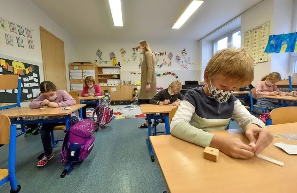 Učencev, ki so zaradi nestrinjanja staršev s samotestiranjem ostali 
doma, je malo, točne podatke o tem šole še zbirajo.