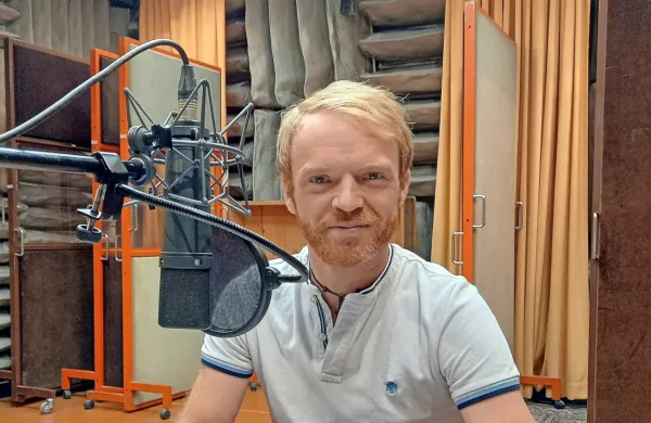 Rok Matek v studiu Radia Koper
