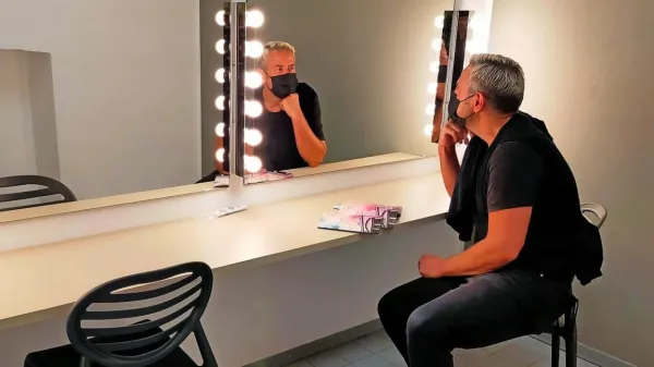 Direktor SSG Danijel Malalan med ogledom prenovljenih garderob miljskega gledališča 
Verdi, s katerim bo tržaško gledališče sodelovalo v sklopu programa nove sezone.