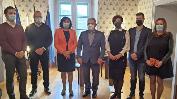 Županji občin  Alenka Štrucl Dovgan in Saša Likavec Svetelšek (ob ministru Andreju Vizjaku) sta včeraj podpisali  pogodbe za posamezna dela 
z zastopniki  družb Grafist, Adriaing, Adriaplan in Godina Brankom Vidovićem, Ninom Filipinom, Andrejem Žiberno in Jasno Godina. 