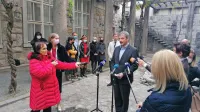   Staršev, ki se z ukrepi ne strinjajo, je malo, ustrahujejo pa tudi 
druge in  šolam nalagajo dodatno delo,    je  v imenu kolegov poudaril 
ravnatelj OŠ Milojke Štrukelj Janez Kobe.
