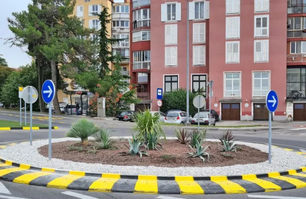 Na kroži&scaron;ču ni več umetne trave