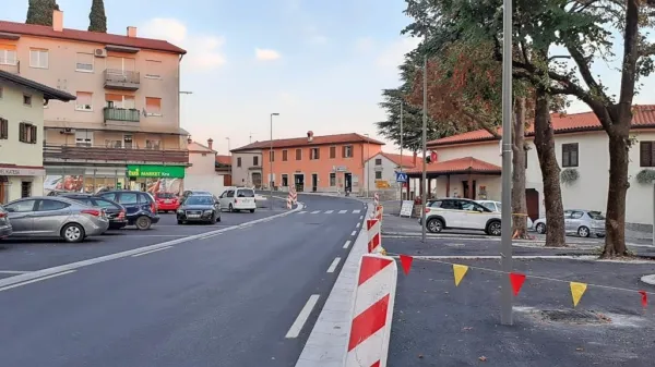 Člani civilne pobude so na napake pri urejanju Dutovelj opozorili 
v medijih, junija so dočakali prvi sestanek s pristojnimi, ki pa 
njihovim pripombam niso prisluhnili.