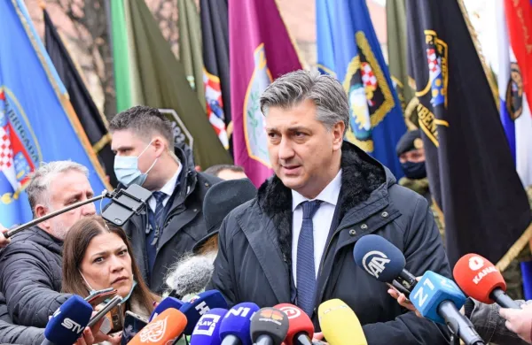 V Vukovarju je bil tudi celoten hrvaški državni vrh - predsedniki 
sabora, države in vlade Gordan Jandroković, Zoran Milanović in 
Andrej Plenković (na fotografiji).