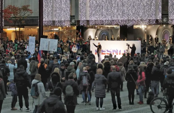 Protestniki  so v sredo izrazili svoje nasprotovanje samotestiranju 
v šolah, ki je po novem obvezno za učence in dijake.