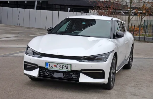 Če bo šlo po načrtih, bodo do konca leta dobili še nekaj primerkov. 
Če kupec naroči v tem trenutku, bo čakalna doba tudi 270 dni.