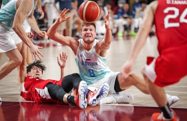 Zadnji kapetan reprezentance Edo Murić (z žogo) bo del kar 
petčlanskega zastopstva Olimpije.