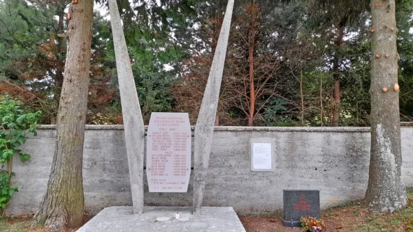 Desno ob spomeniku padlim partizanom je na pokopališču na 
Jurščah še grob neznanega partizana.