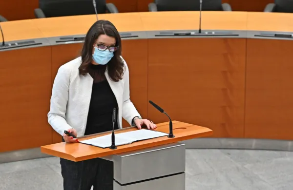 Ministrica za izobraževanje Simona Kustec je  prepričana, da 
kritike slonijo na mehanizmih, kako utišati žensko.