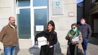 “Naš prvotni namen  ni bil  referendum, v  izpeljavo  smo  prisiljeni, 
ker občina od leta 2004 oziroma 2012, ko  se ga je bolj resno   lotila,   
ni pokazala razumevanja za naša prizadevanja,“ je novinarjem 
pred vrati občinske uprave povedala  Viktorija Carli.