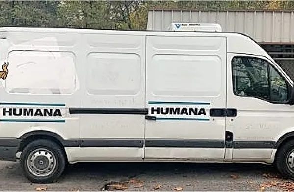 Kombi z napisi s humanitarnim prizvokom očitno ni bil dovolj 
dobra krinka, da policisti ne bi posumili v njegov tovor.