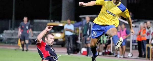 Mitja Viler (desno) se je že v svojem koprskem obdobju seznanil z evropskimi tekmovanji. Fotografija je z dvoboja  za uvrstitev v pokal Uefa Koper : Vllaznina, odigrana v Novi Gorici leta 2008.