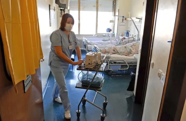  V bolnišnicah in drugih zavodih primanjkuje zdravstvenega kadra 
- od bolničarjev do  medicinskih sester.

