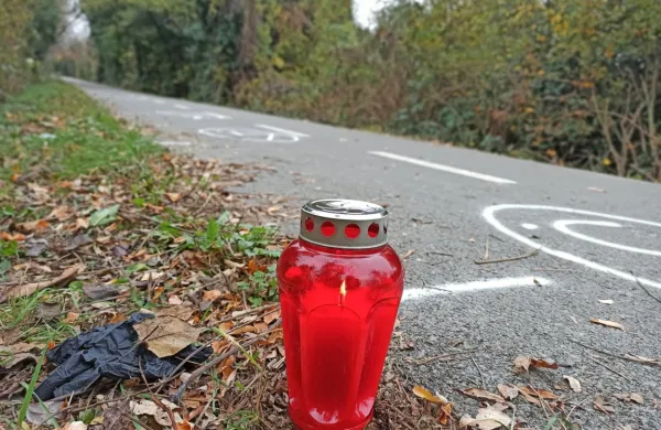 Nesreča se je zgodila na ravnem delu kolesarske steze, nedaleč 
turistične kmetije Mlin.