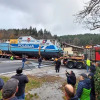 Tako se je policijski čoln prebijal čez Ribnico, osem kilometrov od 
svojega cilja.