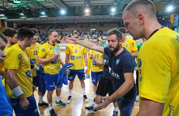 Trener Uroš Rapotec in njegovi varovanci ne morejo biti zadovoljni 
z učinkom v dosedanjem delu sezone.