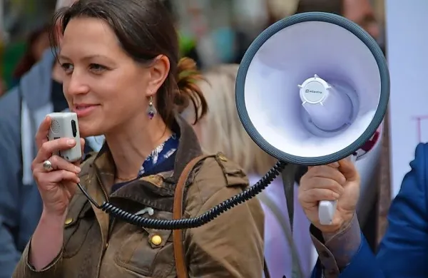 Več demokratičnih držav beleži nazadovanje demokracije zaradi 
omejevanja svobode govora in slabljenja vladavine prava, piše v 
poročilu Mednarodnega inštituta za demokracijo in pomoč pri 
volitvah.