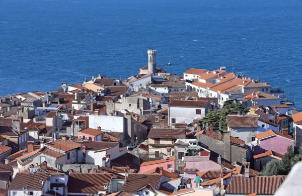 Piran - najgosteje naseljeno mestno naselje v državi nima ne 
pogojev ne več ambicij za status mestne občine.
