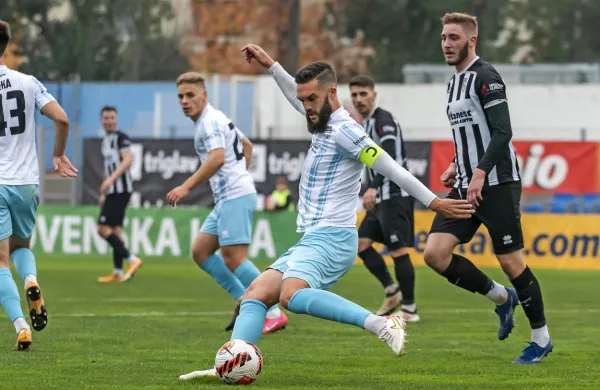 Miha Mevlja (z žogo) je načel biljensko mrežo.