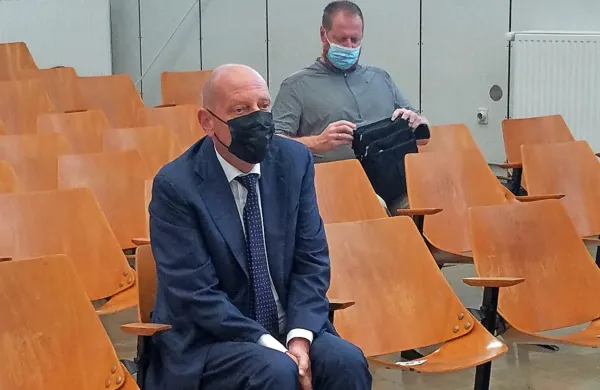 Specializirano državno tožilstvo je umaknilo obtožnico zoper 
odvetnika Mira Senico in tri soobtožene zaradi zlorabe položaja in 
pranja denarja pri nakupu delnic Delamarisa.