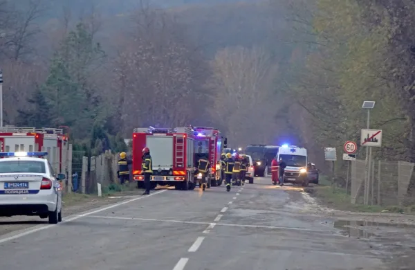 V tovarni EdePro v predmestju Beograda  je  odjeknila ena silovita 
in nato še več manjših eksplozij.