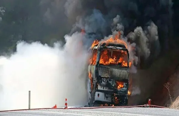 V nesreči avtobusa na zahodu Bolgarije je danes umrlo najmanj 46 
ljudi.