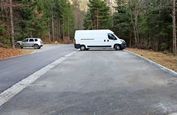 Novi parkiri&scaron;či pri izviru Soče