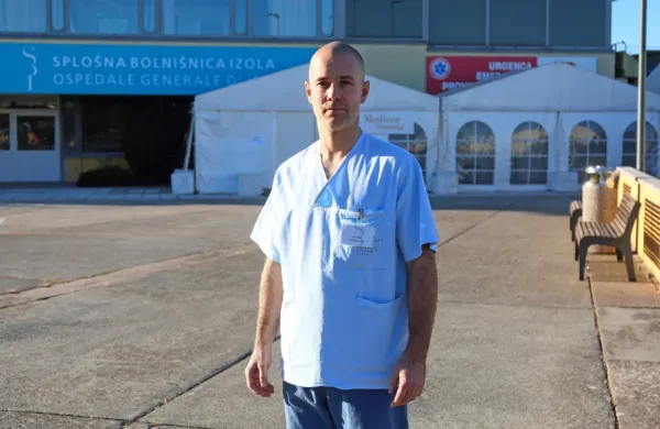  Prostovoljec  Jaka Šoba se je takoj odzval  klicu zdravstva na pomoč in se javil za delo na  covidnem odelku izolske bolnišnice, kjer so ga vzeli za svojega.