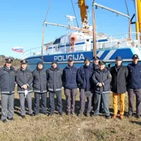 Člani dosedanjih posadk na P-111 so se prišli še zadnjič poslovit od 
svojega plovila. 
