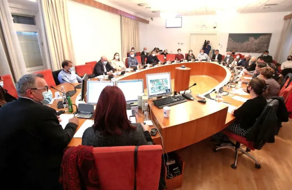 Občinski svet je proračun za letos  sprejel decembra lani  zgolj v eni 
uri,   letos pa ga je že trikrat popravljal.  