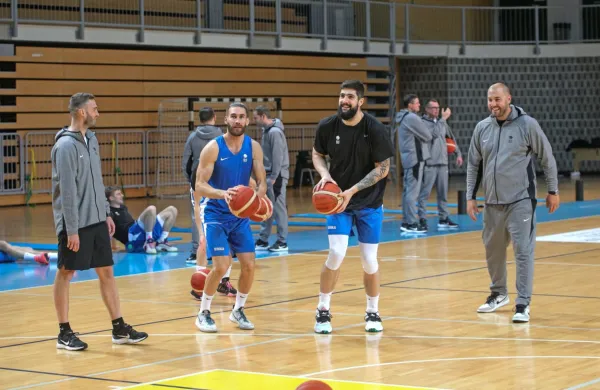 Člana Cedevite Alen Hodžić (drugi z leve) in Žiga Dimec koše v dvorani Bonifika dobro poznata še iz  časov, ko sta igrala za Primorsko. Desno je 
Marko Milić.