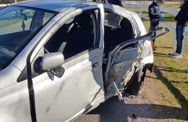 Belo toyoto yaris je včeraj s ceste zaneslo bočno v drevo.
