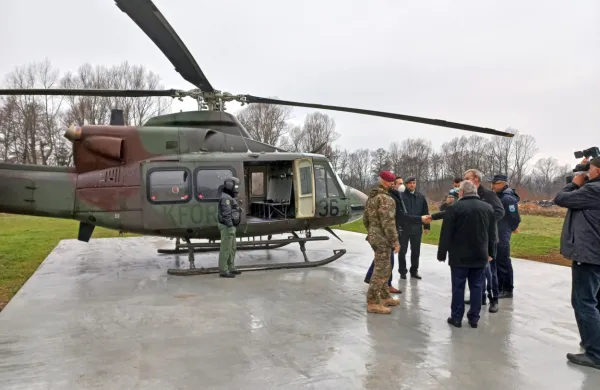 Ministra za obrambo Mateja Tonina je danes  na slovesno predajo 
novega heliporta v Ilirski Bistrici pripeljal vojaški helikopter. 