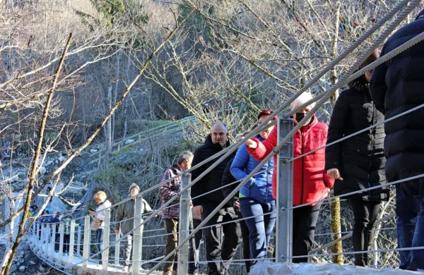 Po novi brvi so se naprej sprehodili domačini, množično jo bodo 
uporabljali tudi turisti. 