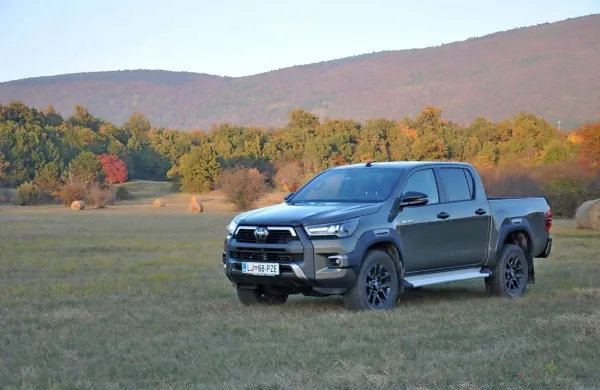 Ob omembi imena hilux na površje vedno znova privre spomin iz 
televizijske oddaje Top Gear, kjer so starejšega hiluxa mučili na vse 
možne načine, a ni izdihnil. Upal bi si trditi, da ima tudi 
prenovljena verzija vzdržljiv karakter.