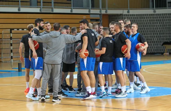 Košarkarska reprezentanca z optimizmom čaka današnjo tekmo v 
Zagrebu.