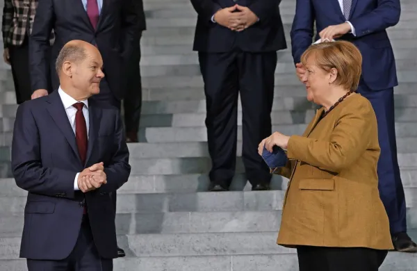 Olaf Scholz bo vodenje vlade prevzel od svoje dolgoletne šefinje, 
odhajajoče kanclerke Angele Merkel, ki se za še en  mandat ni 
potegovala.